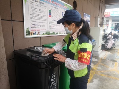 為民辦實(shí)事:區(qū)環(huán)衛(wèi)保潔公司為&ldquo;舊小區(qū)&rdquo;請(qǐng)來&ldquo;新管家&rdquo;